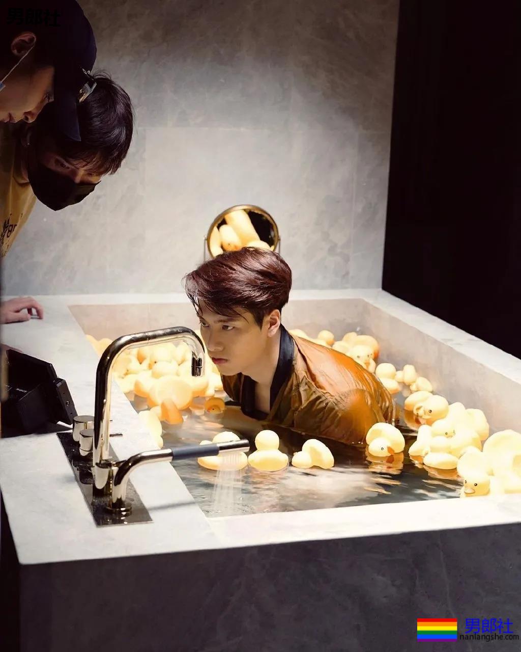 王嘉尔深V出镜胸腹肌太吸睛，运动员出身的超A好肉，谁不馋啊？ - 51虹马