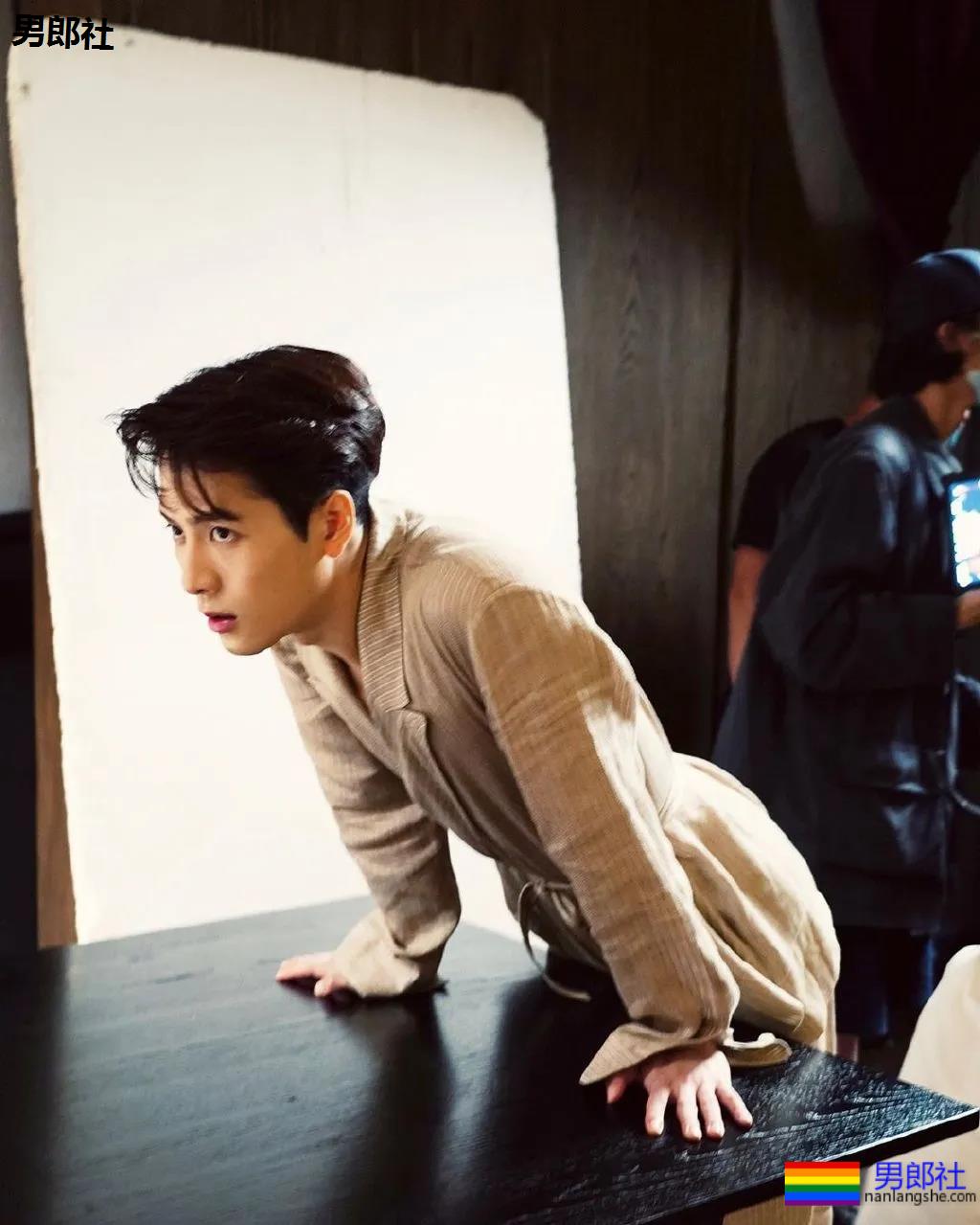 王嘉尔深V出镜胸腹肌太吸睛，运动员出身的超A好肉，谁不馋啊？ - 51虹马