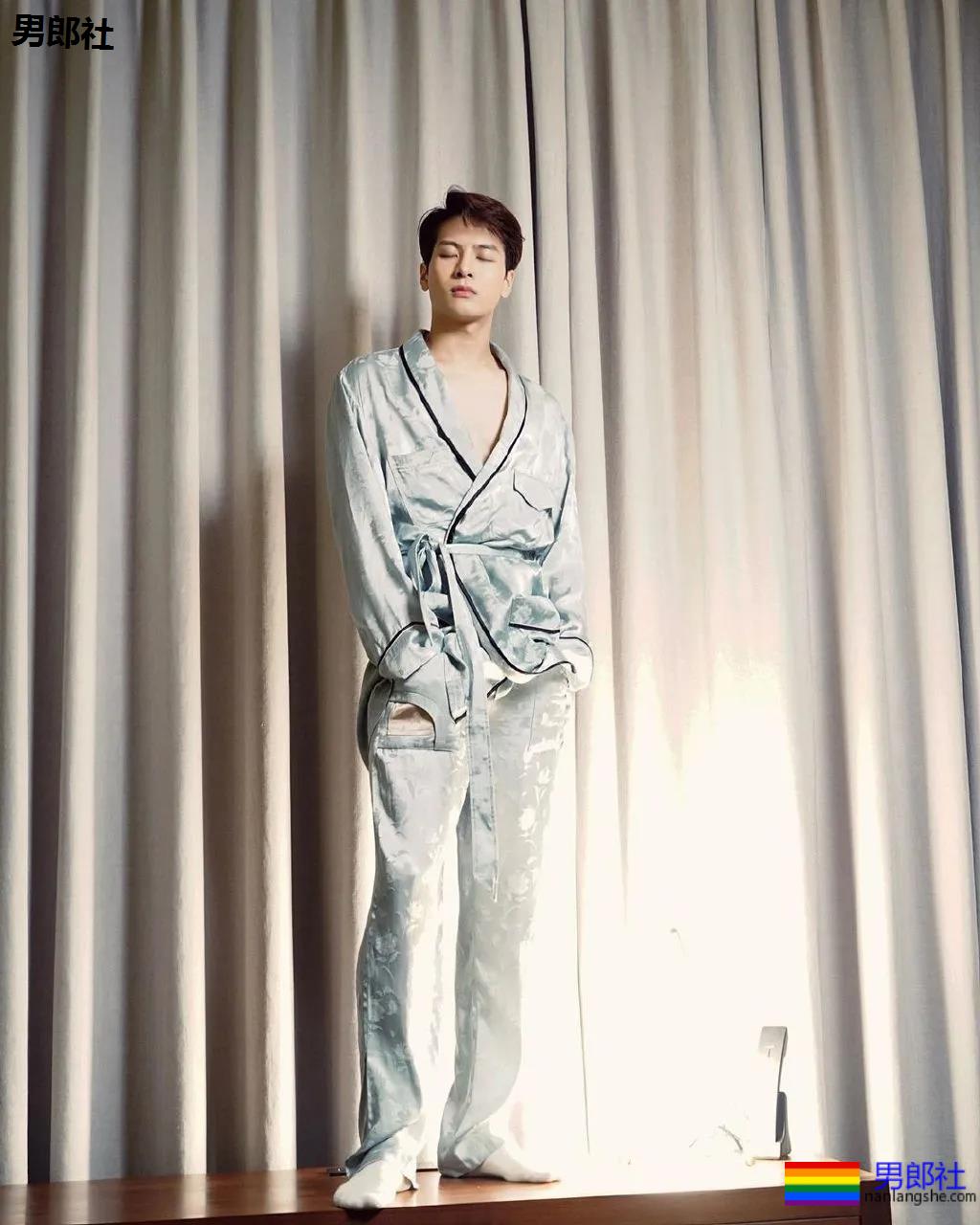 王嘉尔深V出镜胸腹肌太吸睛，运动员出身的超A好肉，谁不馋啊？ - 51虹马