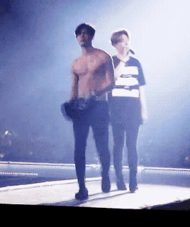 王嘉尔深V出镜胸腹肌太吸睛，运动员出身的超A好肉，谁不馋啊？ - 51虹马