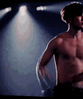 王嘉尔深V出镜胸腹肌太吸睛，运动员出身的超A好肉，谁不馋啊？ - 51虹马