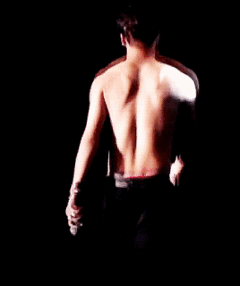 王嘉尔深V出镜胸腹肌太吸睛，运动员出身的超A好肉，谁不馋啊？ - 51虹马