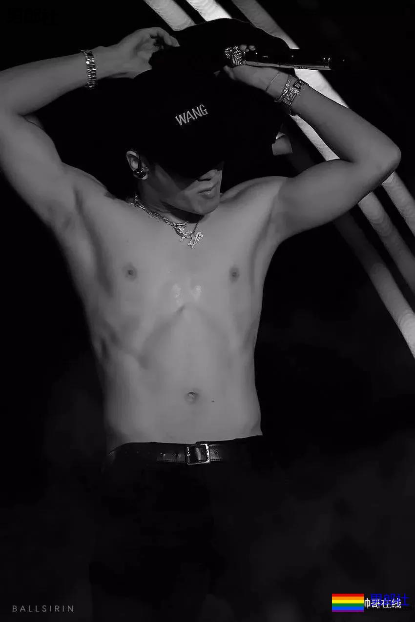 王嘉尔深V出镜胸腹肌太吸睛，运动员出身的超A好肉，谁不馋啊？ - 51虹马