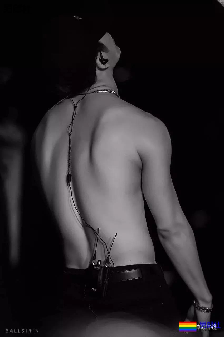 王嘉尔深V出镜胸腹肌太吸睛，运动员出身的超A好肉，谁不馋啊？ - 51虹马