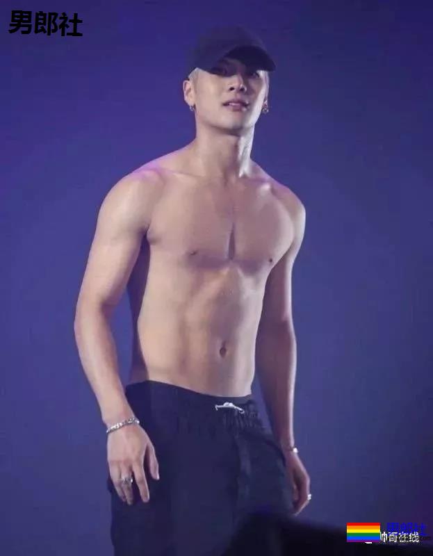 王嘉尔深V出镜胸腹肌太吸睛，运动员出身的超A好肉，谁不馋啊？ - 51虹马