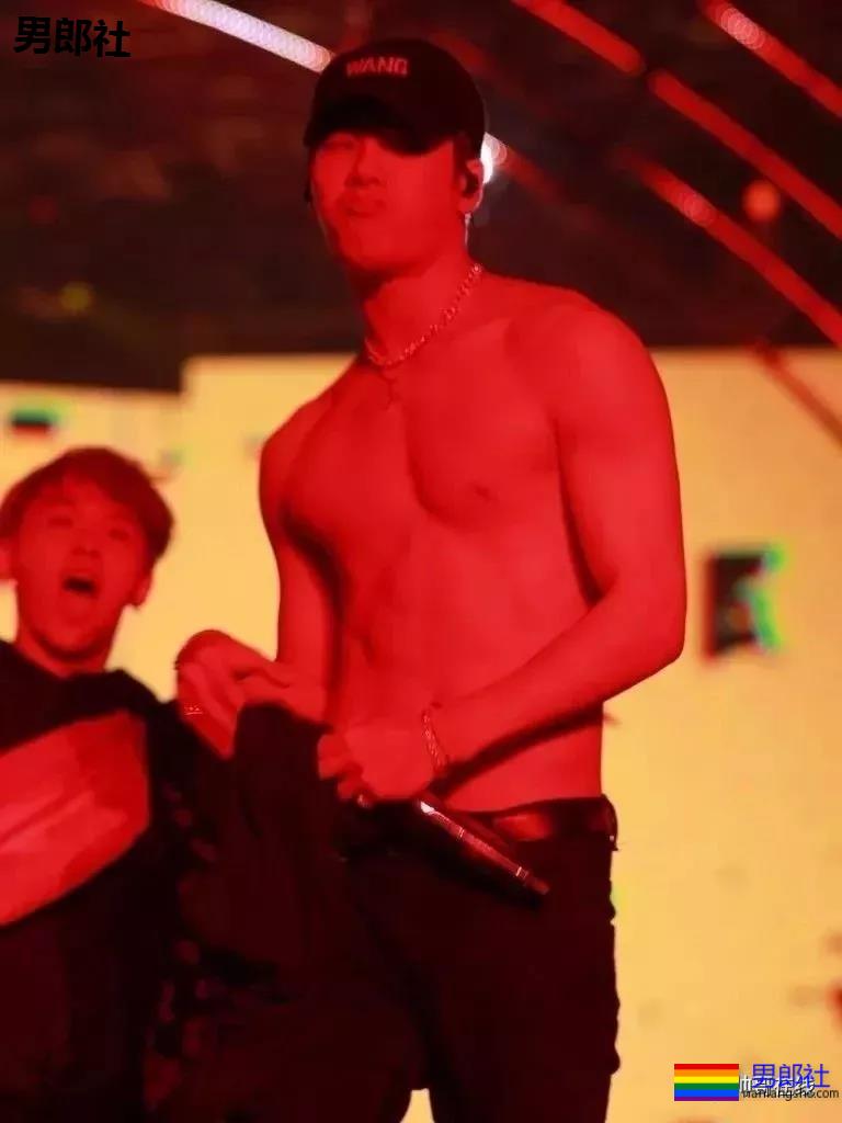 王嘉尔深V出镜胸腹肌太吸睛，运动员出身的超A好肉，谁不馋啊？ - 51虹马