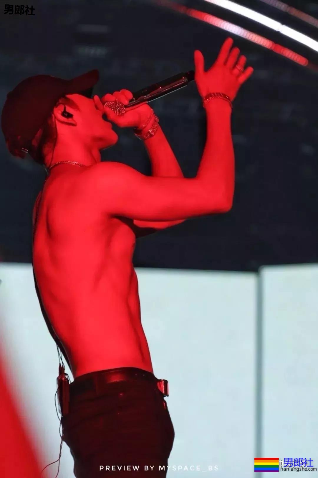 王嘉尔深V出镜胸腹肌太吸睛，运动员出身的超A好肉，谁不馋啊？ - 51虹马