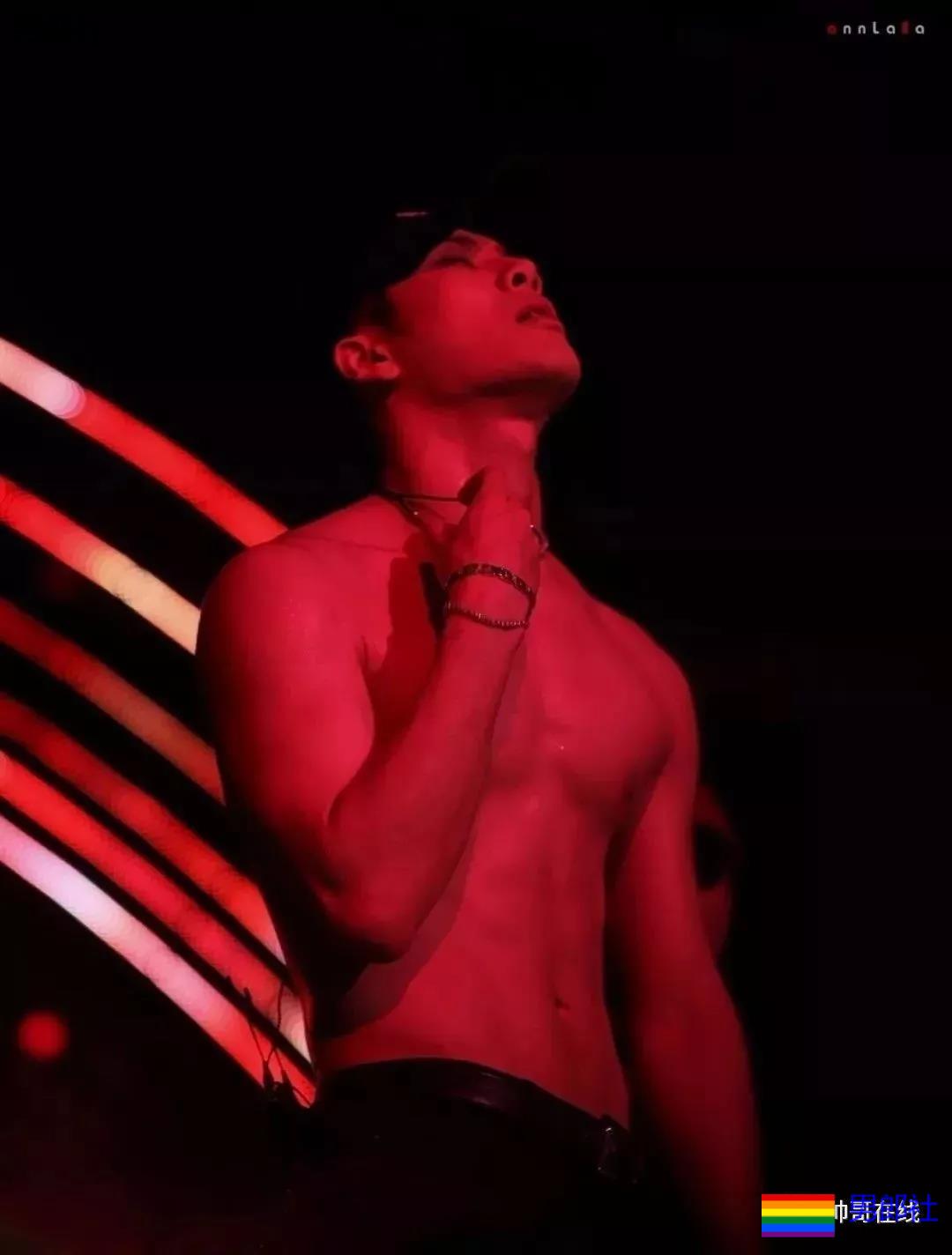 王嘉尔深V出镜胸腹肌太吸睛，运动员出身的超A好肉，谁不馋啊？ - 51虹马