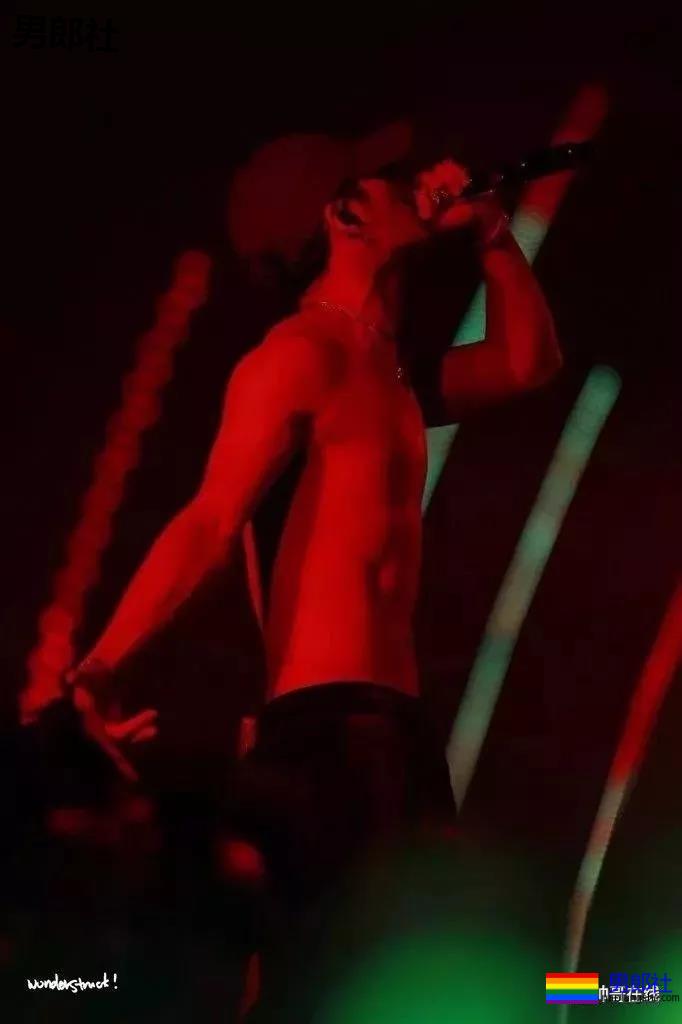 王嘉尔深V出镜胸腹肌太吸睛，运动员出身的超A好肉，谁不馋啊？ - 51虹马