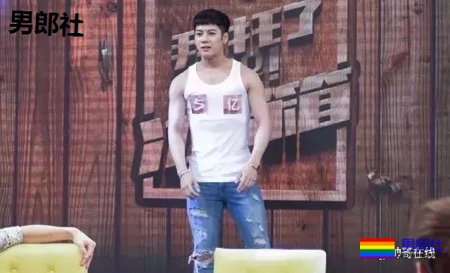 王嘉尔深V出镜胸腹肌太吸睛，运动员出身的超A好肉，谁不馋啊？ - 51虹马