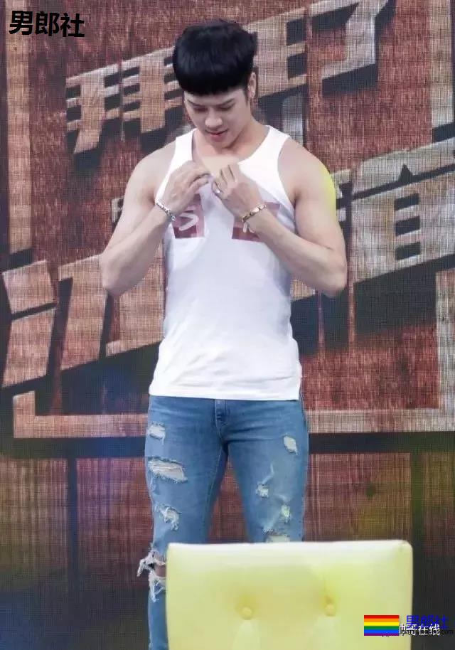 王嘉尔深V出镜胸腹肌太吸睛，运动员出身的超A好肉，谁不馋啊？ - 51虹马