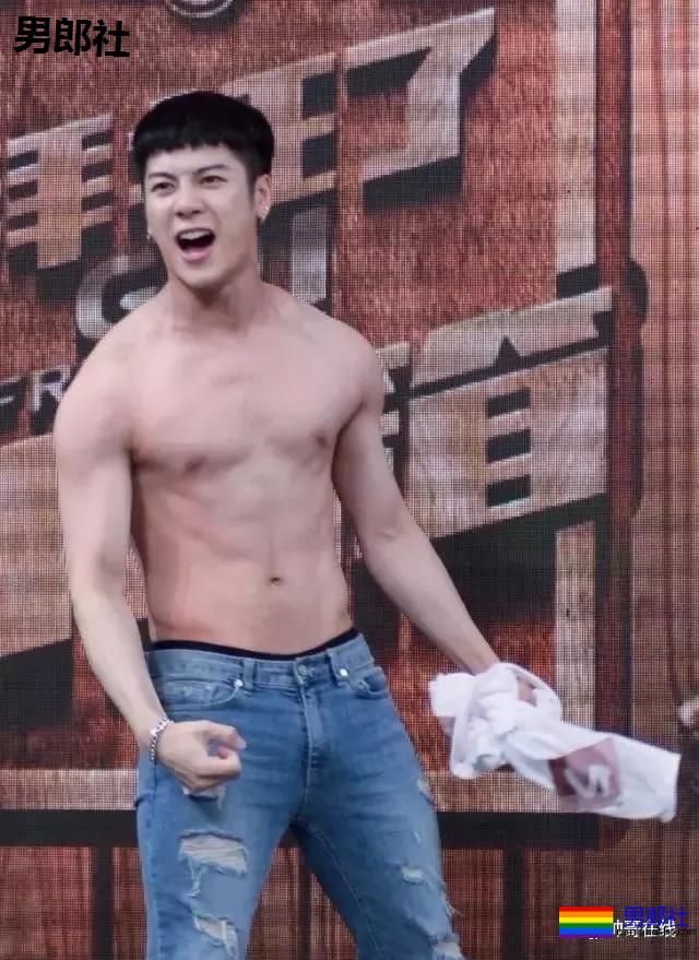 王嘉尔深V出镜胸腹肌太吸睛，运动员出身的超A好肉，谁不馋啊？ - 51虹马