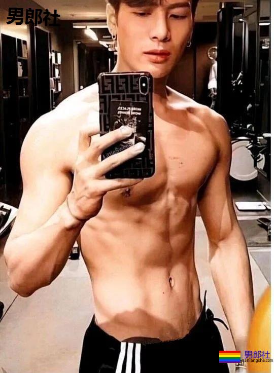 王嘉尔深V出镜胸腹肌太吸睛，运动员出身的超A好肉，谁不馋啊？ - 51虹马