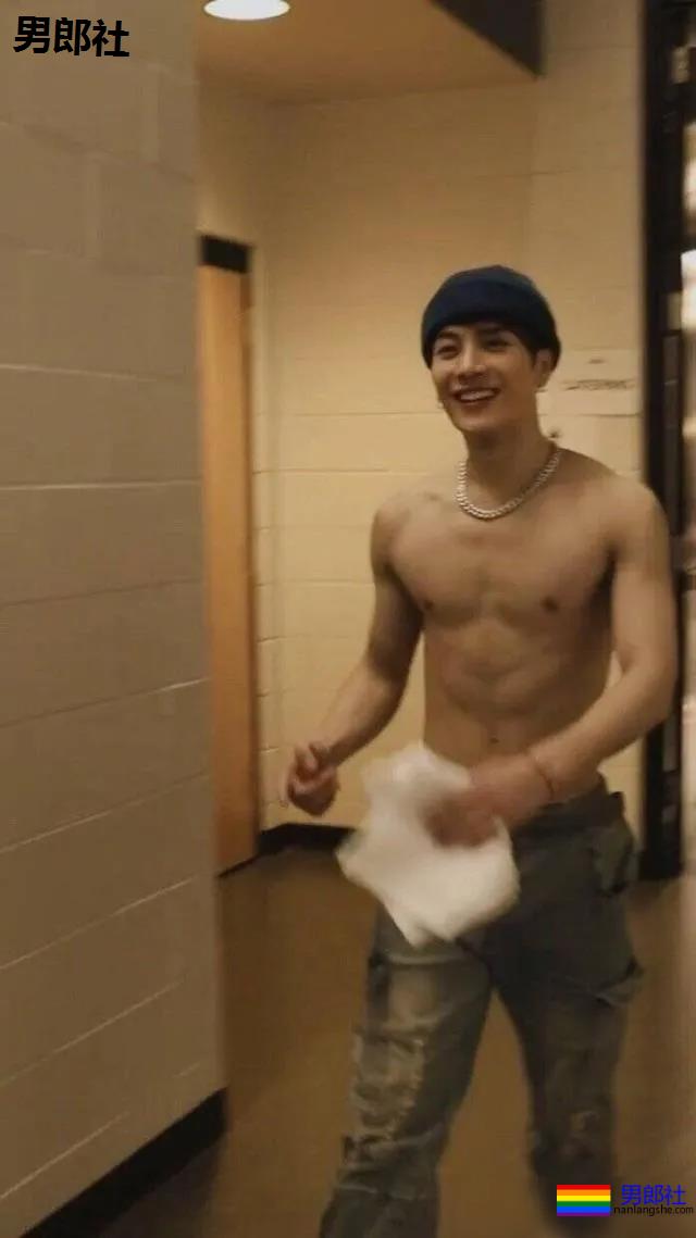 王嘉尔深V出镜胸腹肌太吸睛，运动员出身的超A好肉，谁不馋啊？ - 51虹马