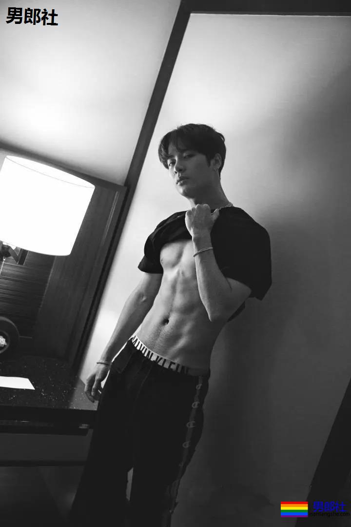 王嘉尔深V出镜胸腹肌太吸睛，运动员出身的超A好肉，谁不馋啊？ - 51虹马