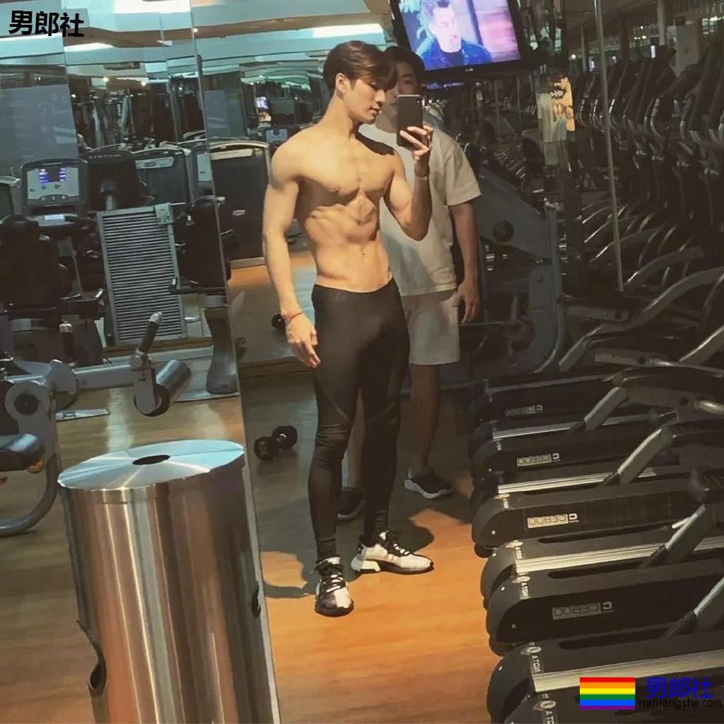 王嘉尔深V出镜胸腹肌太吸睛，运动员出身的超A好肉，谁不馋啊？ - 51虹马