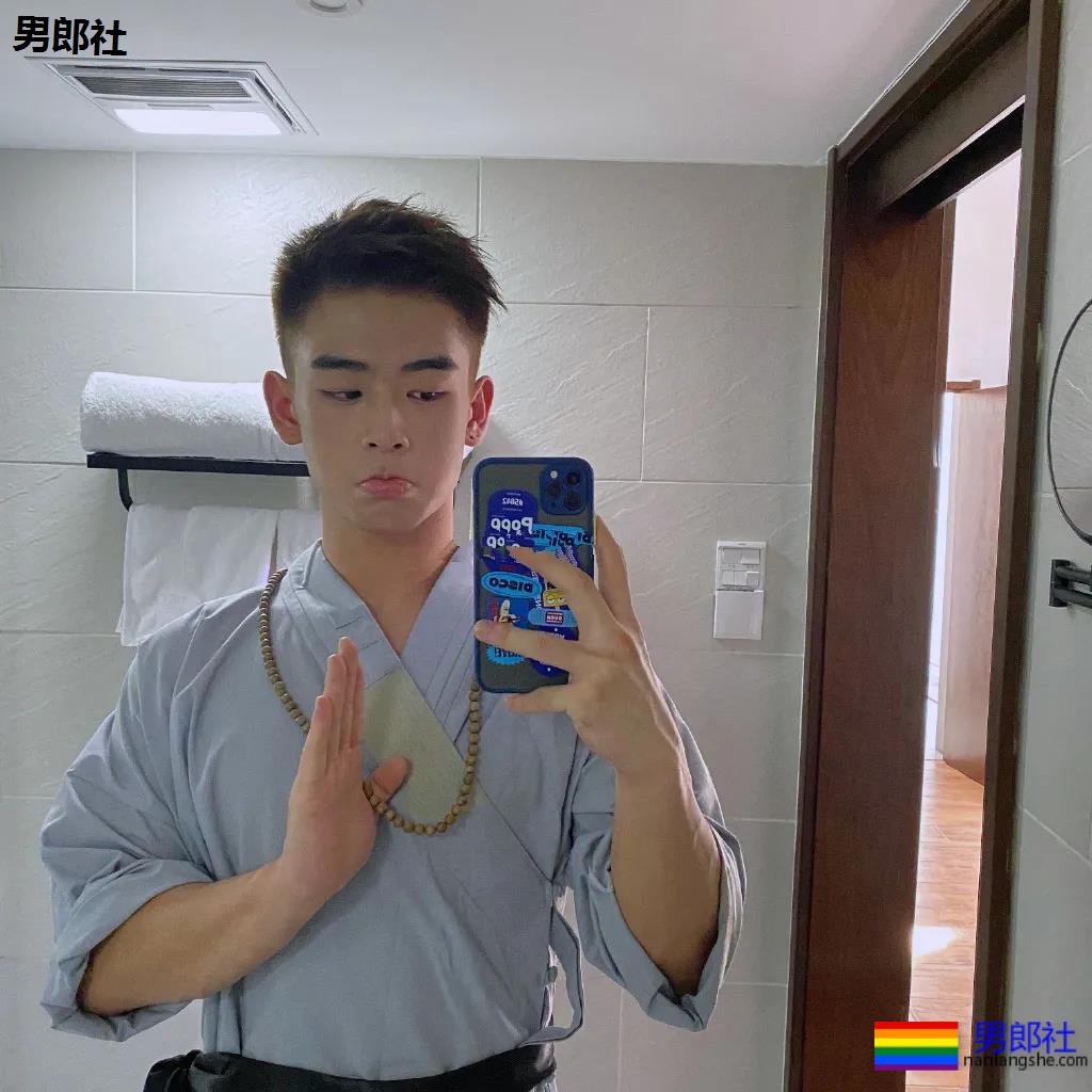 99年体育生小狼狗，新拍耻度筋肉大片，又欲又纯！ - 51虹马