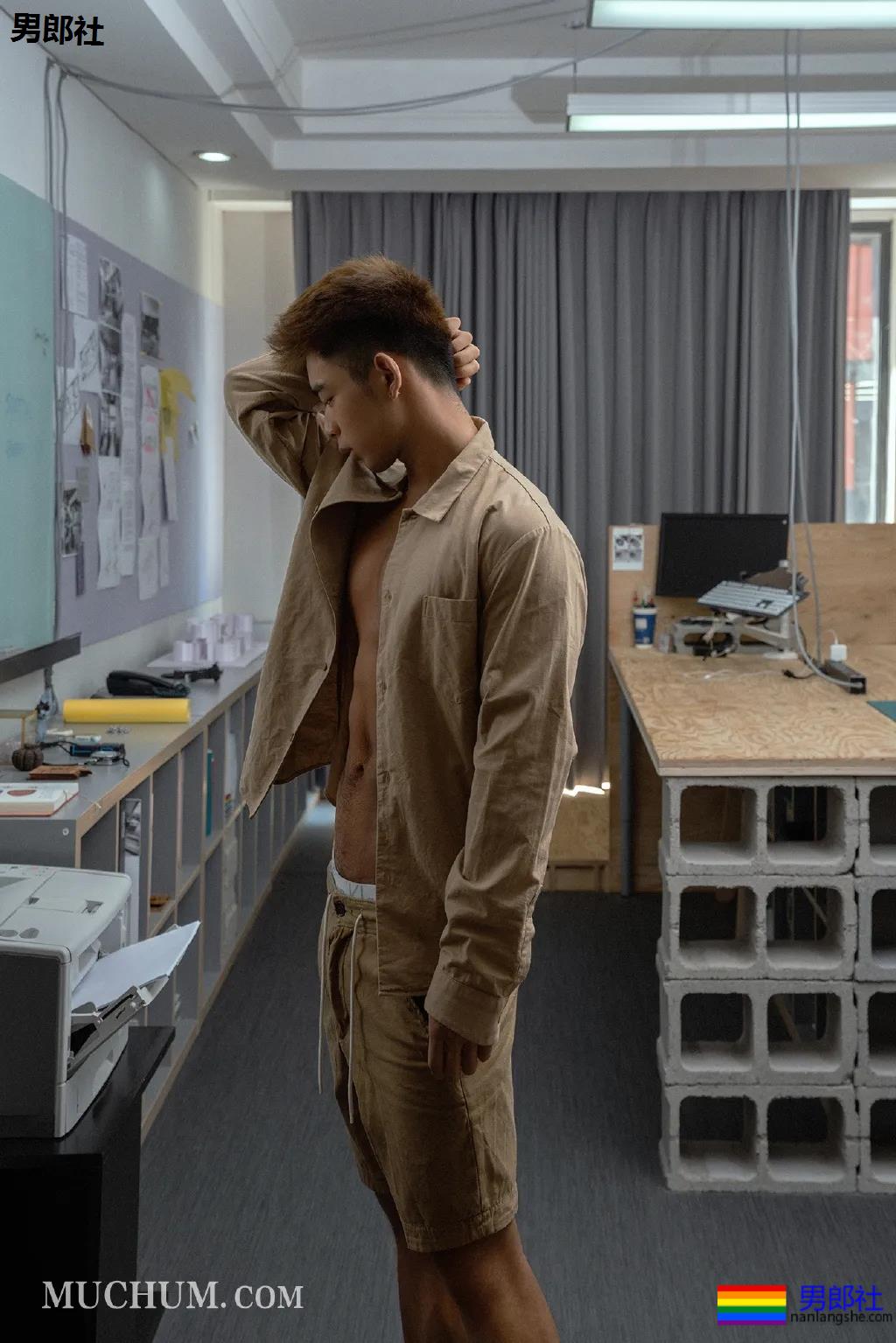 99年体育生小狼狗，新拍耻度筋肉大片，又欲又纯！ - 51虹马