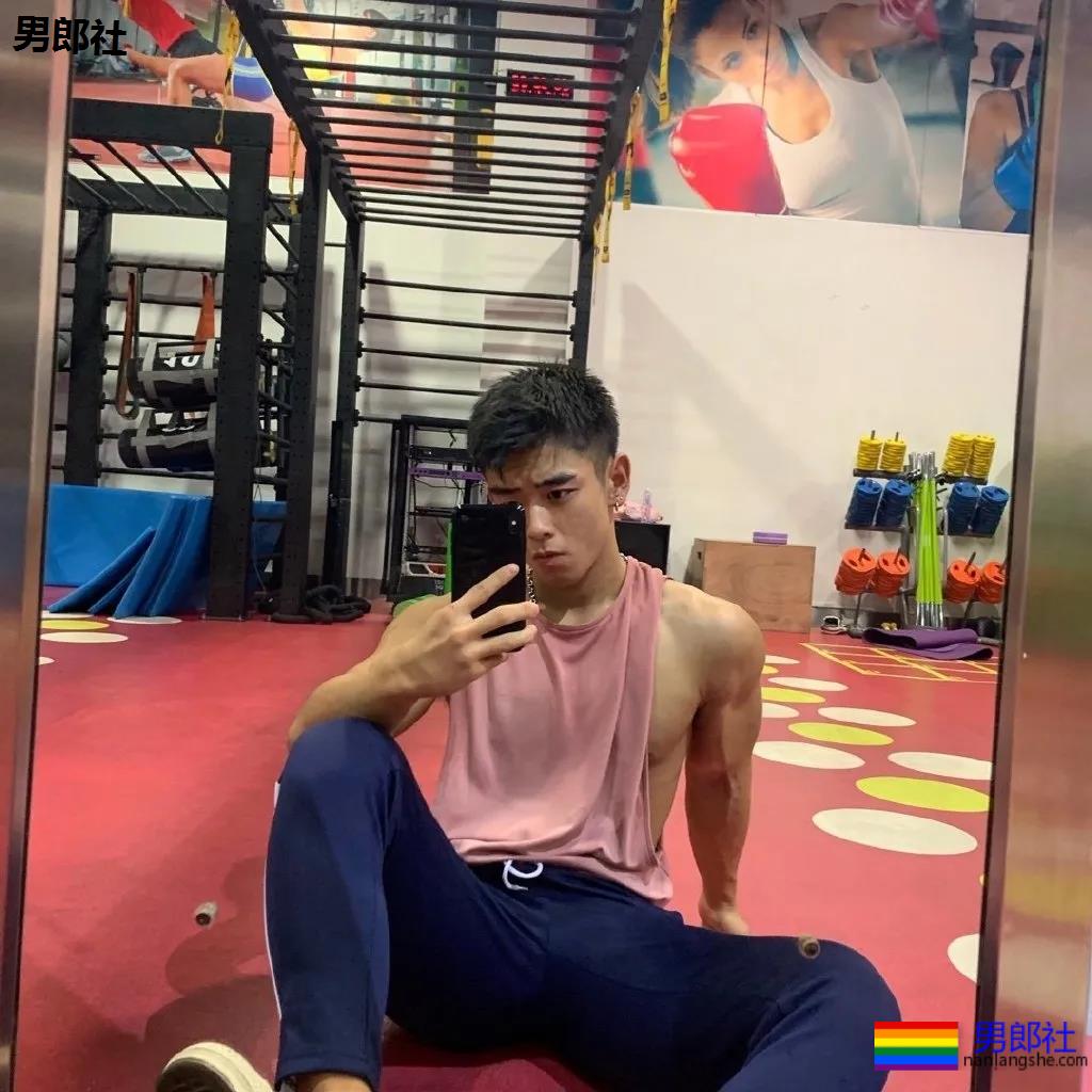 99年体育生小狼狗，新拍耻度筋肉大片，又欲又纯！ - 51虹马