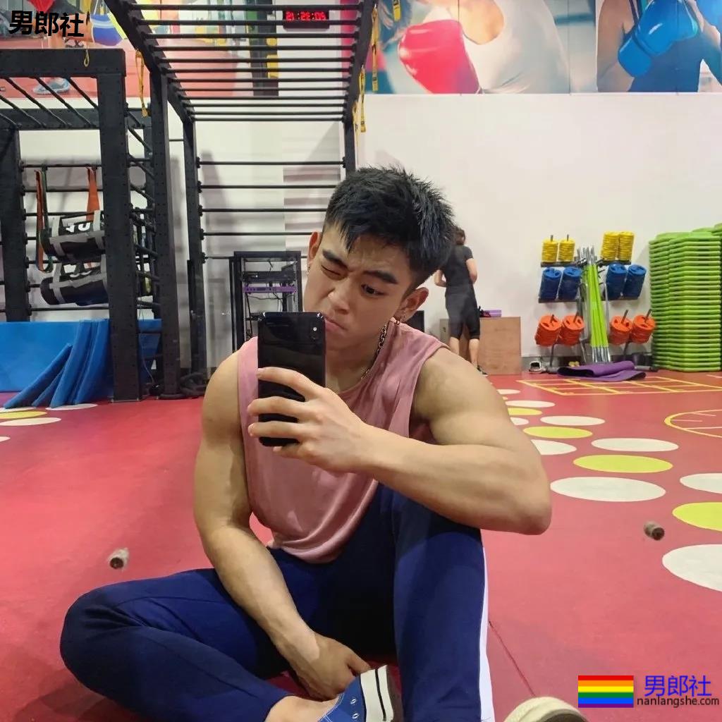 99年体育生小狼狗，新拍耻度筋肉大片，又欲又纯！ - 51虹马