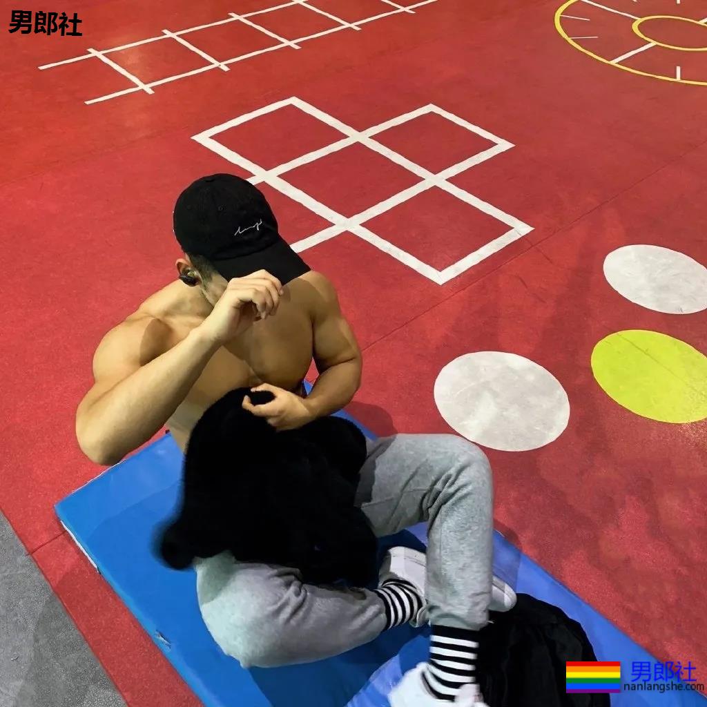 99年体育生小狼狗，新拍耻度筋肉大片，又欲又纯！ - 51虹马