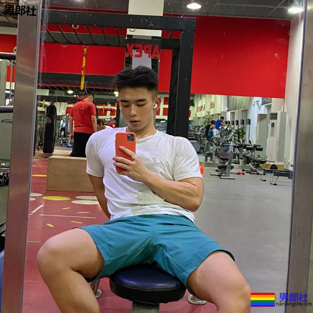 99年体育生小狼狗，新拍耻度筋肉大片，又欲又纯！ - 51虹马