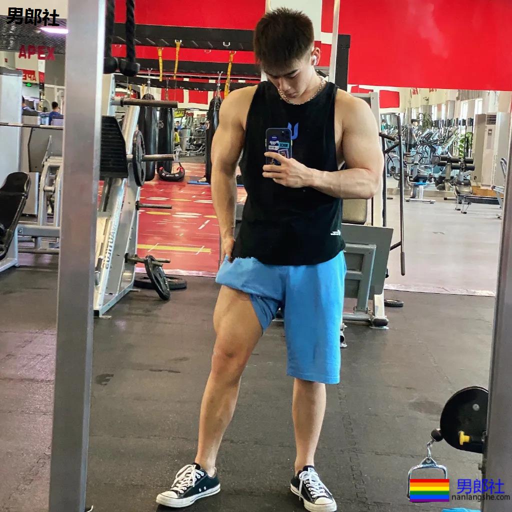 99年体育生小狼狗，新拍耻度筋肉大片，又欲又纯！ - 51虹马