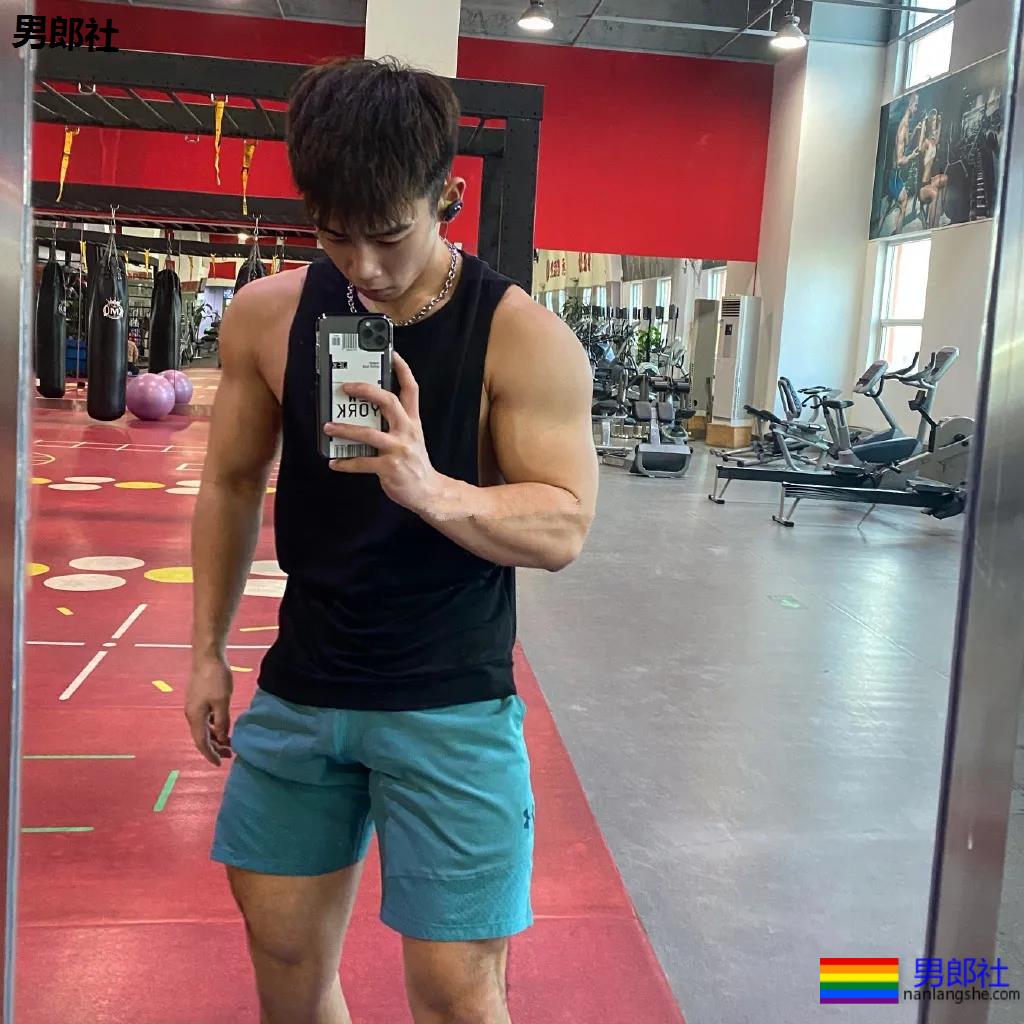 99年体育生小狼狗，新拍耻度筋肉大片，又欲又纯！ - 51虹马