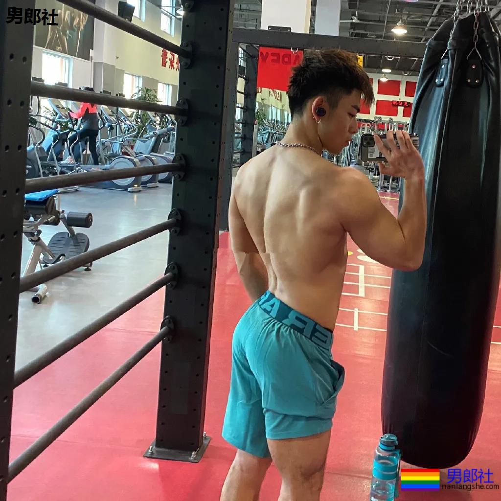 99年体育生小狼狗，新拍耻度筋肉大片，又欲又纯！ - 51虹马