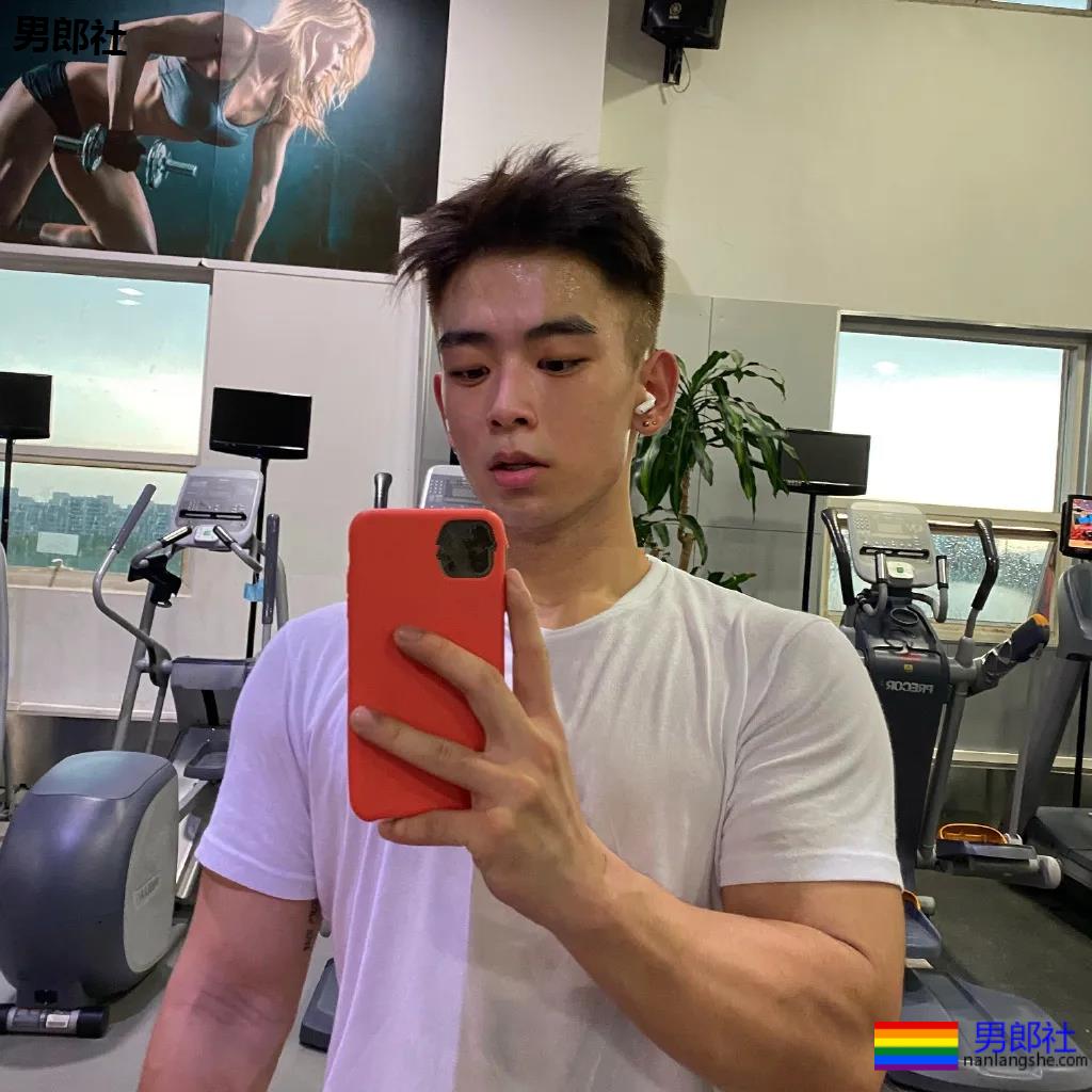 99年体育生小狼狗，新拍耻度筋肉大片，又欲又纯！ - 51虹马