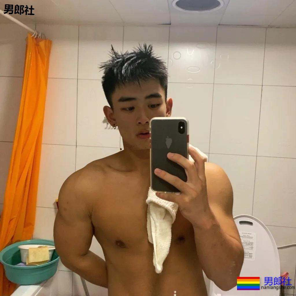 99年体育生小狼狗，新拍耻度筋肉大片，又欲又纯！ - 51虹马