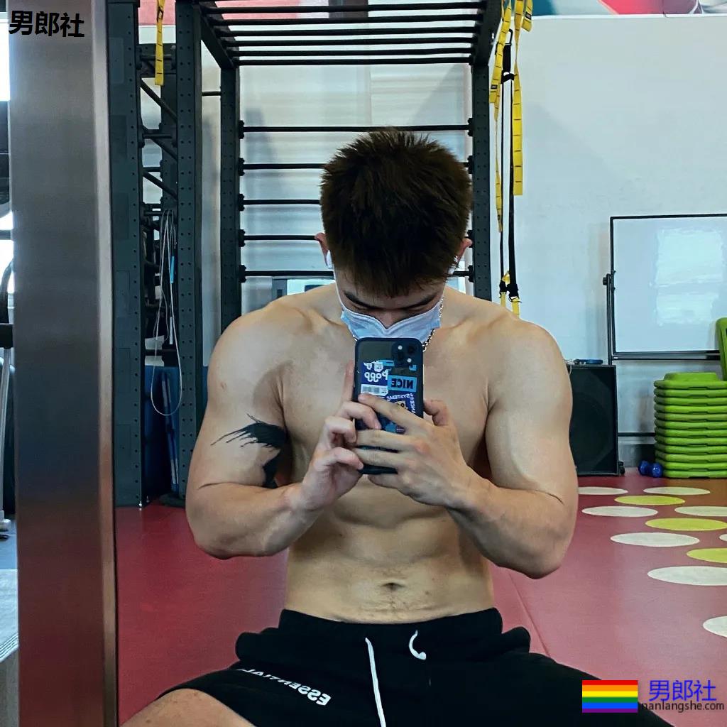 99年体育生小狼狗，新拍耻度筋肉大片，又欲又纯！ - 51虹马