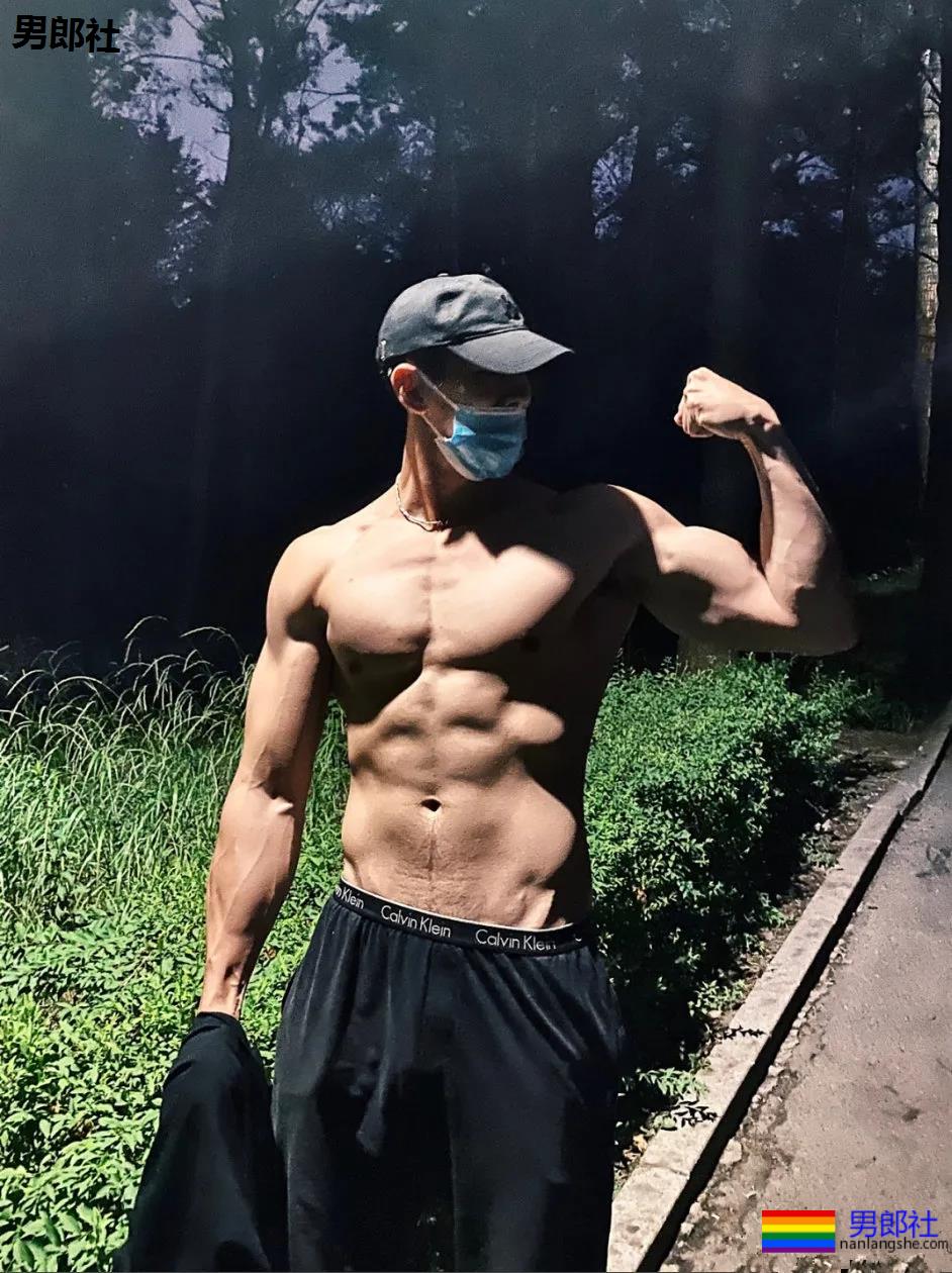 条顺野生帅哥捕获攻略！这些肌肉体育生校草，帅的令人窒息！ - 51虹马