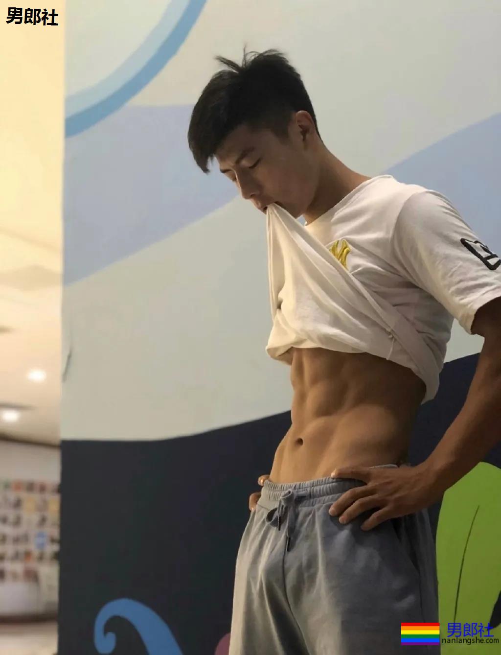 条顺野生帅哥捕获攻略！这些肌肉体育生校草，帅的令人窒息！ - 51虹马