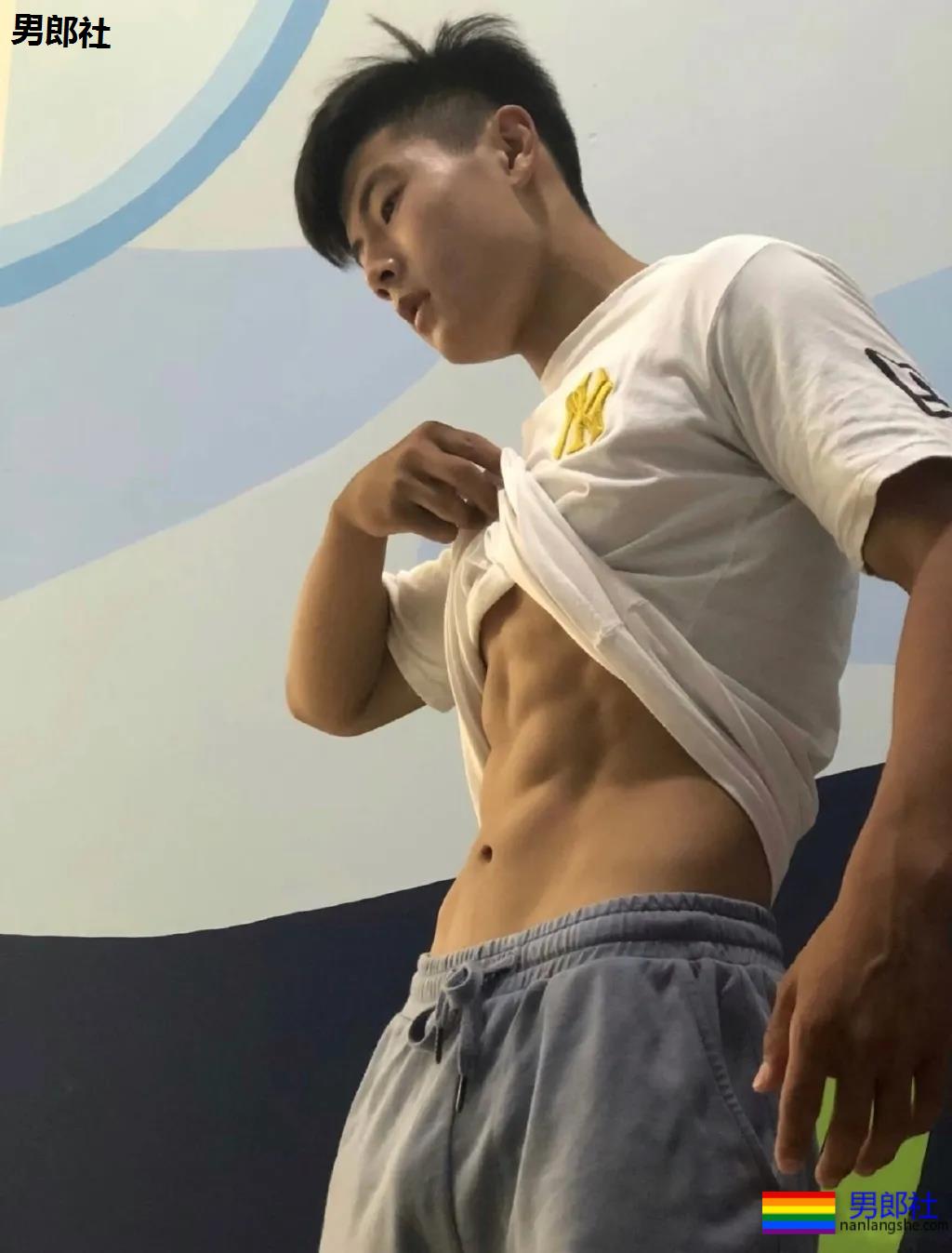 条顺野生帅哥捕获攻略！这些肌肉体育生校草，帅的令人窒息！ - 51虹马