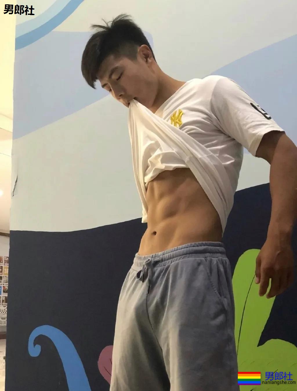 条顺野生帅哥捕获攻略！这些肌肉体育生校草，帅的令人窒息！ - 51虹马