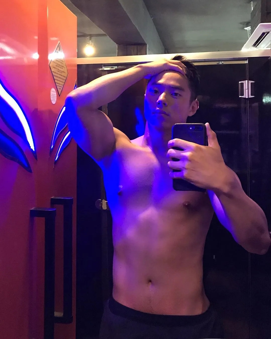 夏日的午夜，趁我睡觉，他偷偷亲了上来…-51虹马