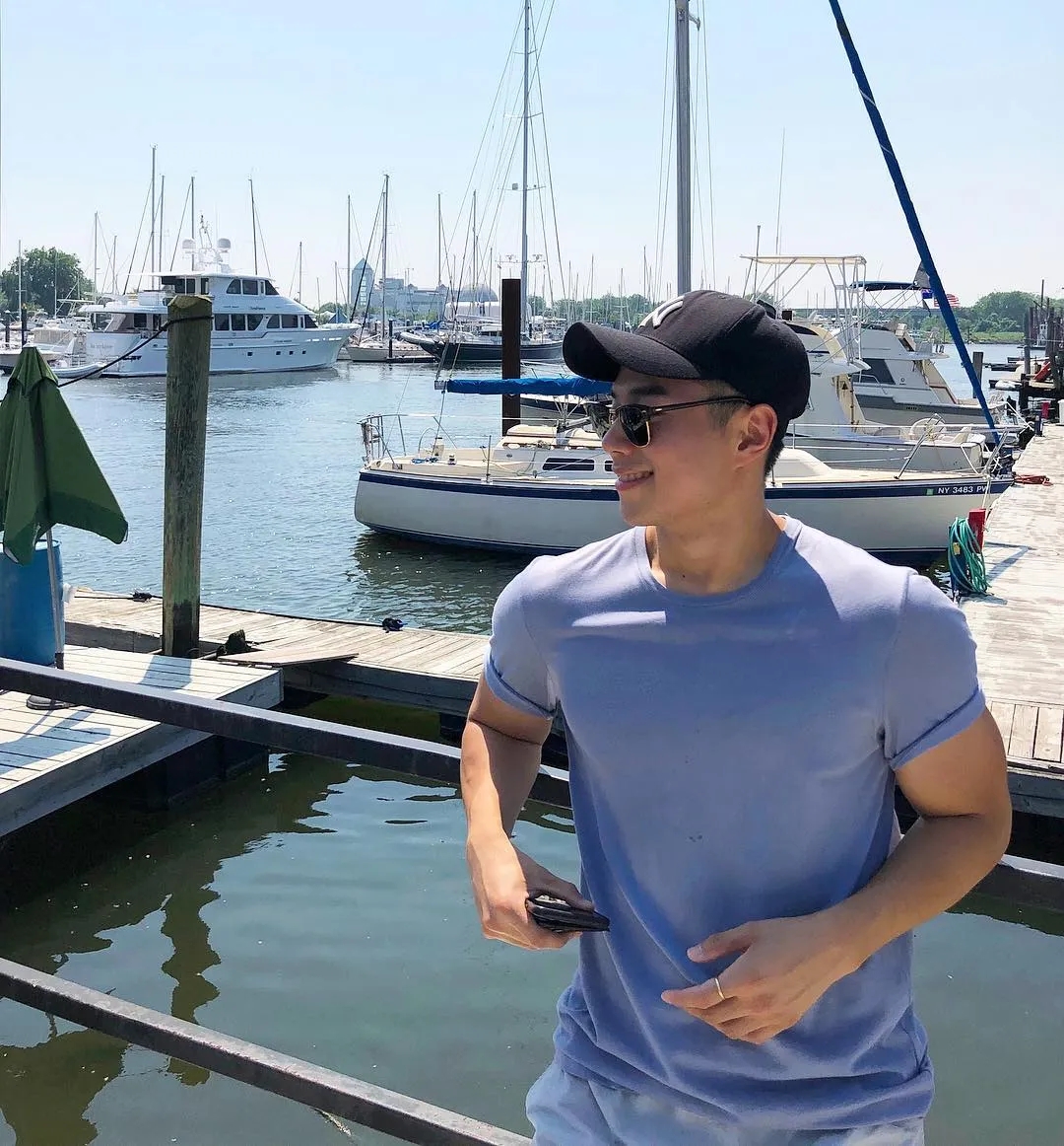 夏日的午夜,趁我睡觉,他偷偷亲了上来… - 51虹马 夏日的午夜,趁我睡觉,他偷偷亲了上来… - 51虹马