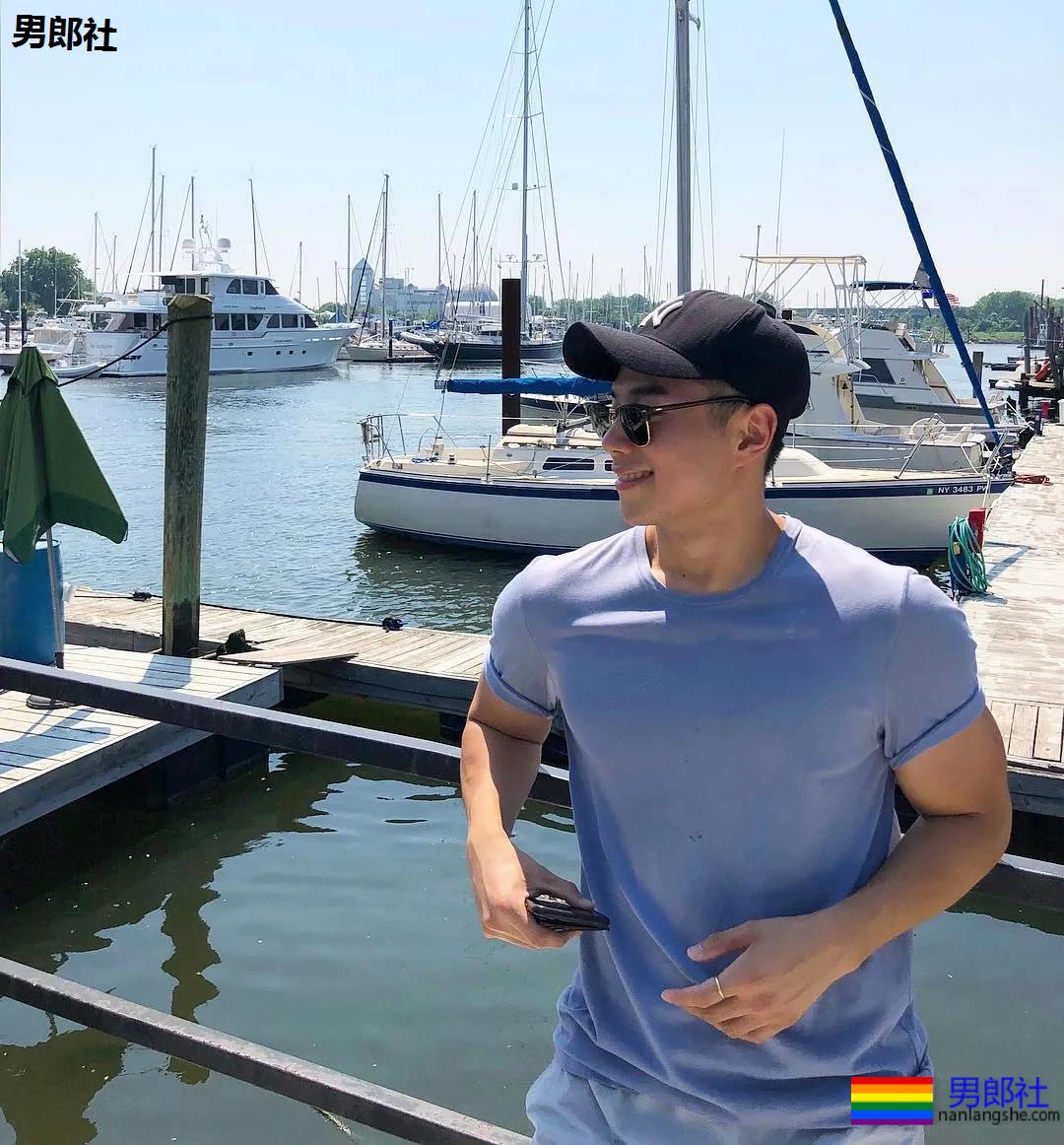 因大尺度内裤照引发舔屏，这位上海小哥我又可了。 - 51虹马