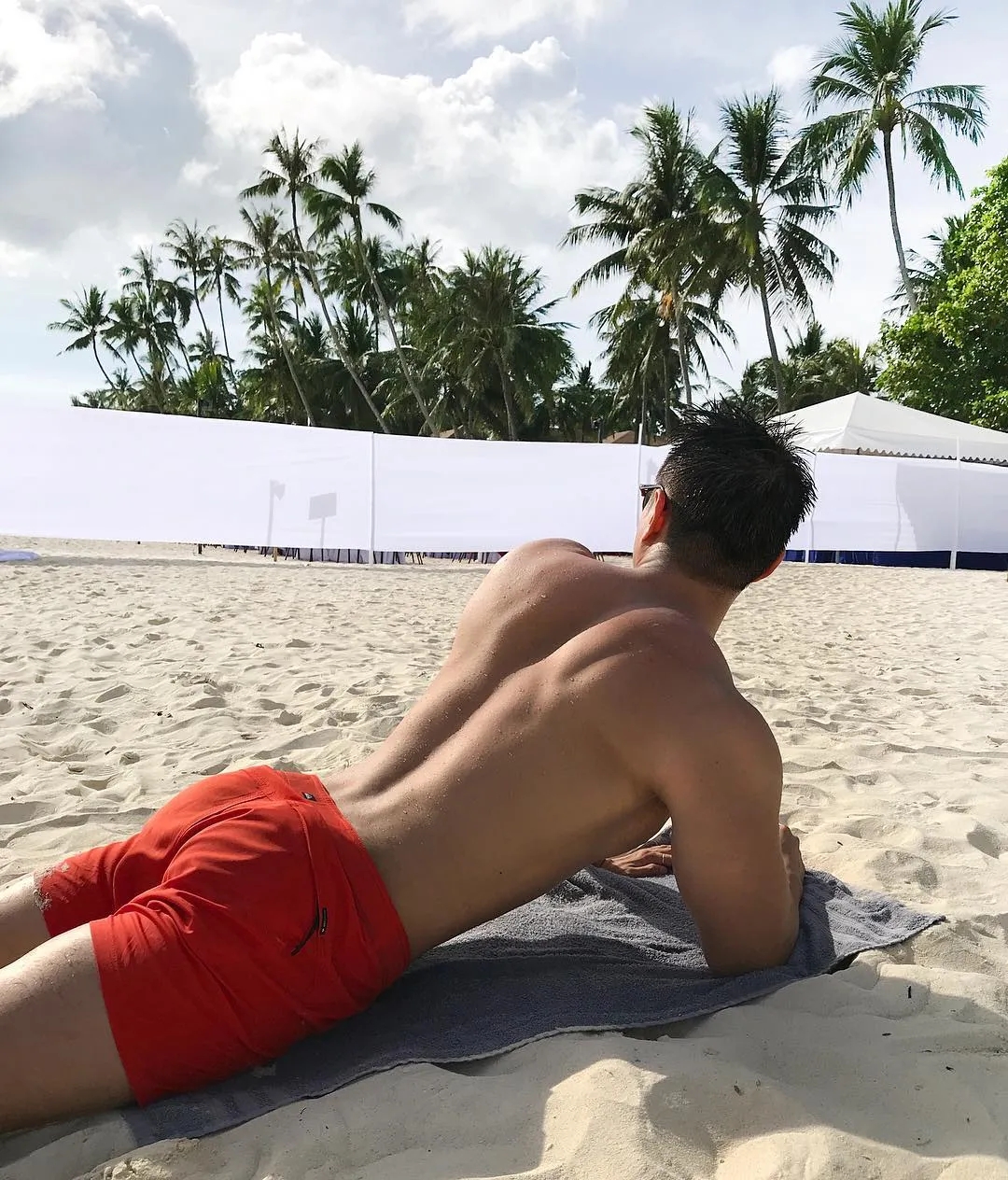 夏日的午夜,趁我睡觉,他偷偷亲了上来… - 51虹马 夏日的午夜,趁我睡觉,他偷偷亲了上来… - 51虹马