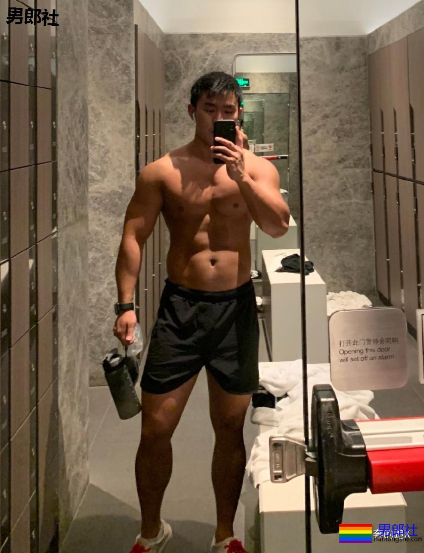 因大尺度内裤照引发舔屏，这位上海小哥我又可了。 - 51虹马