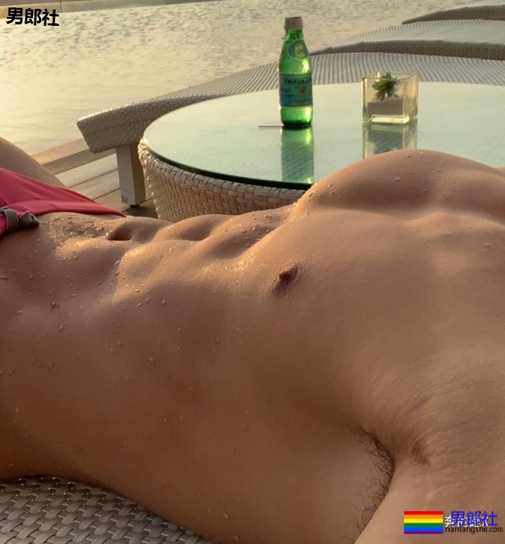 因大尺度内裤照引发舔屏，这位上海小哥我又可了。 - 51虹马