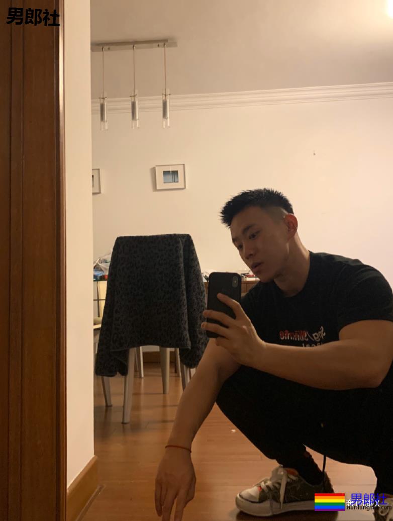 因大尺度内裤照引发舔屏，这位上海小哥我又可了。 - 51虹马