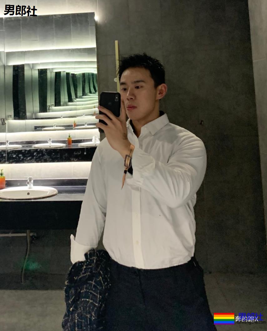 因大尺度内裤照引发舔屏，这位上海小哥我又可了。 - 51虹马