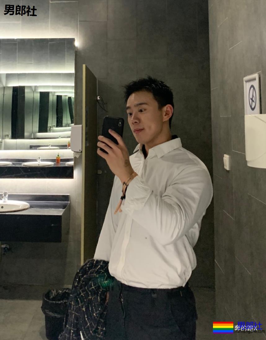 因大尺度内裤照引发舔屏，这位上海小哥我又可了。 - 51虹马