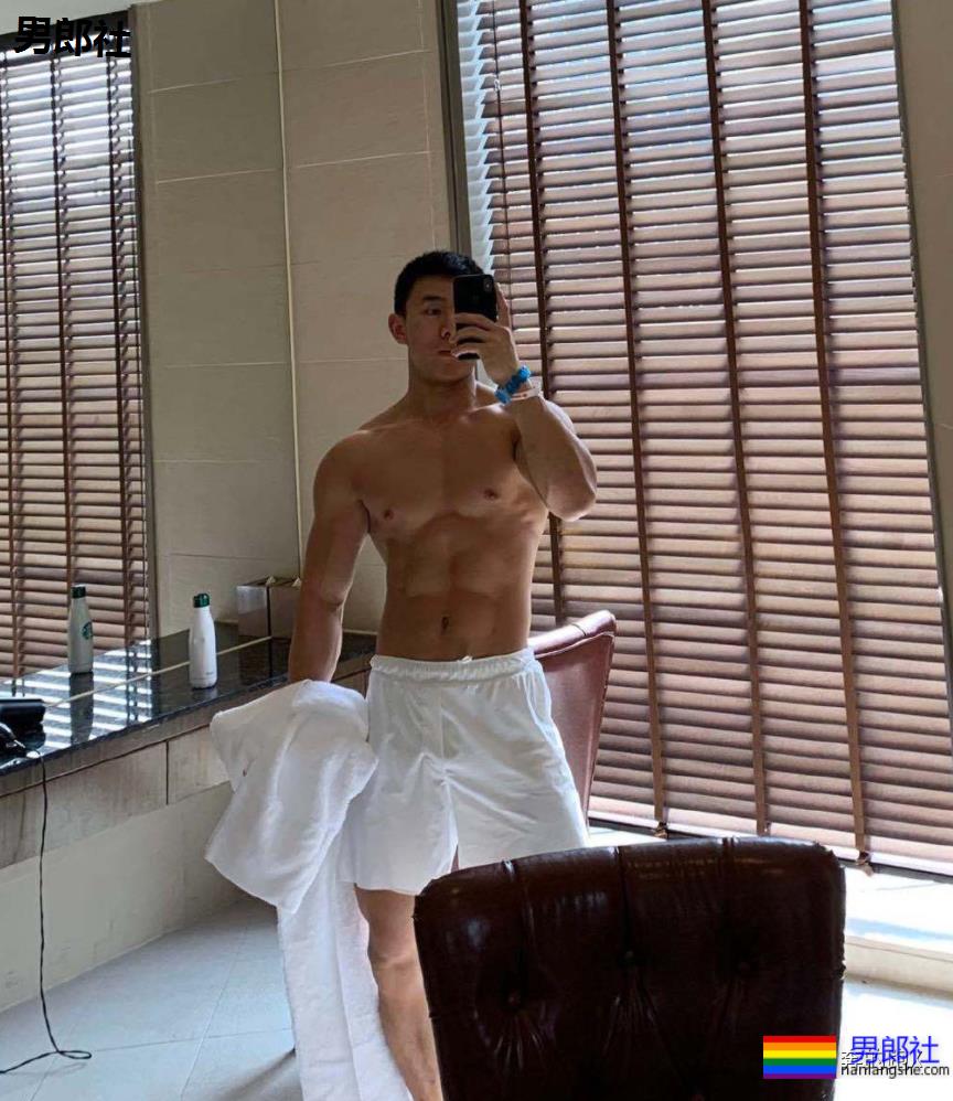 因大尺度内裤照引发舔屏，这位上海小哥我又可了。 - 51虹马