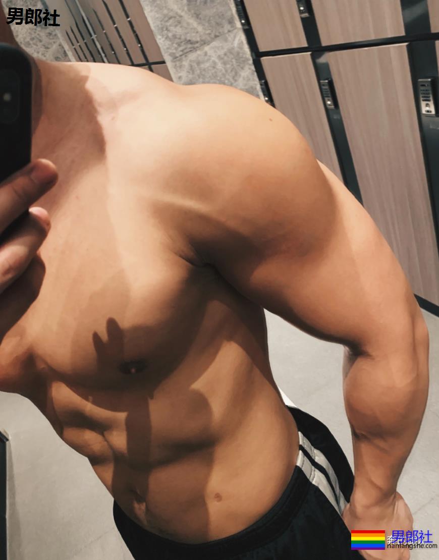 因大尺度内裤照引发舔屏，这位上海小哥我又可了。 - 51虹马