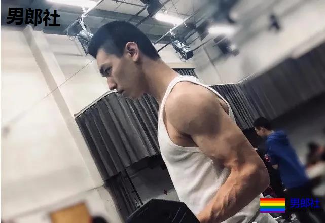 北体大寸头体育生小狼狗，沉迷于颜值无法自拔 - 51虹马