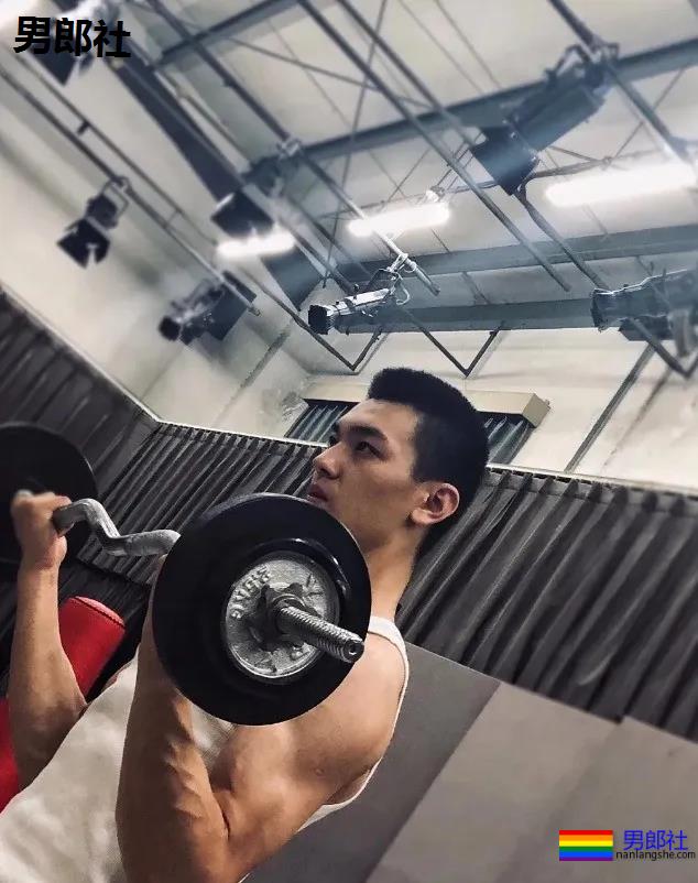 北体大寸头体育生小狼狗，沉迷于颜值无法自拔 - 51虹马