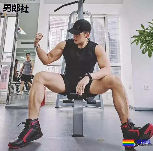 张天爱的肌肉私教又火了！早年拍的内裤秀依然很抢手！ - 51虹马